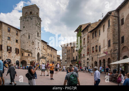 Touristen in Piazza Della Cisterna (Zisterne) in der Stadt auf dem Hügel von San Gimignano, Toskana, Italien Stockfoto