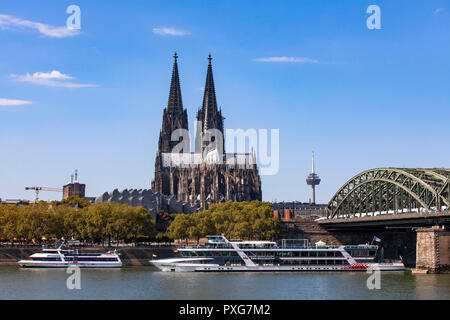 Blick über den Rhein auf die Kathedrale und die Hohenzollernbrücke, Köln, Deutschland. Blick ueber den Rhein zum Dom und zur Hohenzollernbruecke Stockfoto