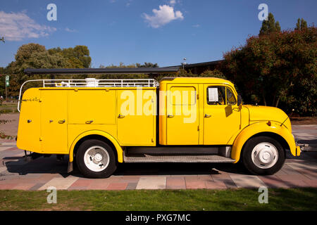 Alte Magirus-Deutz Löschfahrzeug TLF 16, ehemalige Tanklöschfahrzeug, Köln, Deutschland. Magirus-Deutz Rundhauber TLF 16, LKW, ehemaliges Tankloeschfahrzeug, Stockfoto