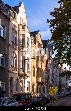 Häuser in Buelow Straße im Bezirk Nippes, Köln, Deutschland. Haeuser in der Buelowstrasse im Stadtteil Nippes, Köln, Deutschland. Stockfoto