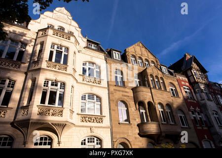 Häuser in Buelow Straße im Bezirk Nippes, Köln, Deutschland. Haeuser in der Buelowstrasse im Stadtteil Nippes, Köln, Deutschland. Stockfoto