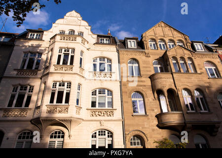 Häuser in Buelow Straße im Bezirk Nippes, Köln, Deutschland. Haeuser in der Buelowstrasse im Stadtteil Nippes, Köln, Deutschland. Stockfoto