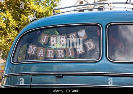 Mercedes-Benz Oldtimer Bus Modell O 321 H auf dem Heumarkt, buchten für eine Hochzeit, Köln, Deutschland. Mercedes-Benz Oldtimer Modell Reisebus O 321 H in d Stockfoto