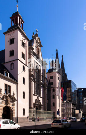 Die frühen barocken Jesuitenkirche St. Mariae Himmelfahrt am Marzellen Straße, hinter der die Türme der Kathedrale, Köln, Deutschland sterben fruehbaro Stockfoto