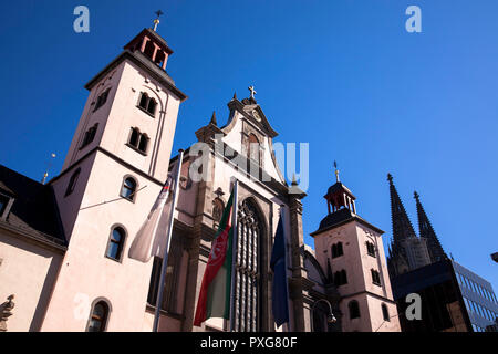 Die frühen barocken Jesuitenkirche St. Mariae Himmelfahrt am Marzellen Straße, rechts die Türme der Kathedrale, Köln, Deutschland sterben fru Stockfoto