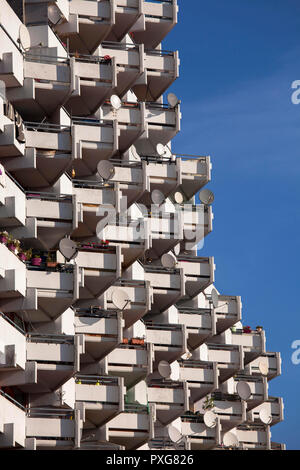 Hochhäuser im Stadtteil Chorweiler, Satellitenschüsseln, Köln, Deutschland. Hochhaeuser im Stadtteil Chorweiler, Satellitenschuesseln, Koeln, Stockfoto