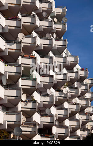 Hochhäuser im Stadtteil Chorweiler, Satellitenschüsseln, Köln, Deutschland. Hochhaeuser im Stadtteil Chorweiler, Satellitenschuesseln, Koeln, Stockfoto