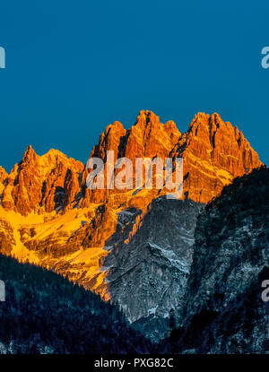 Italien Trentino das erste Licht des Tages rötet (ENROSADIRA) die Dolomiten der Brenta Dolomiten im Winter Stockfoto