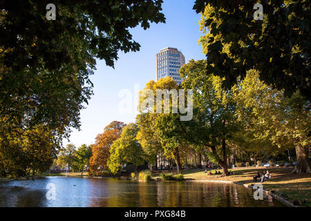 Teich am Theodor-Heuss-Ring in der Nähe des Platz Ebertplatz, Köln, Deutschland. Weiher am Theodor-Heuss-Ring nahe Ebertplatz, Köln, Deutschland. Stockfoto