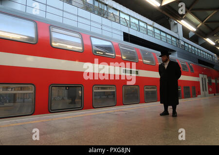 Ein orthodoxer religiöser Jude am Bahnhof in Ben Gurion Flughafen weithin bekannt als Lod Flughafen in Israel Stockfoto