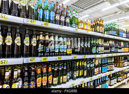 Sankt Petersburg, Russland - 10. August 2018: Alkoholische Getränke. Verschiedene Bierdosen und Flaschen bereit zum Verkauf im Supermarkt Auchan Stockfoto