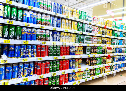 Sankt Petersburg, Russland - 10. August 2018: Alkoholische Getränke. Verschiedene Bierdosen und Flaschen bereit zum Verkauf im Supermarkt Auchan Stockfoto