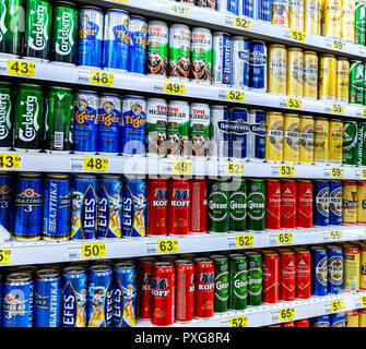 Sankt Petersburg, Russland - 10. August 2018: Alkoholische Getränke. Verschiedene Bierdosen und Flaschen bereit zum Verkauf im Supermarkt Auchan Stockfoto