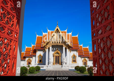 Wat Benchamabophit oder Marmor Tempel in Bangkok, Thailand, am frühen Morgen aus ihren östlichen Tor gesehen Stockfoto