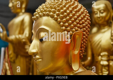 Außerhalb der Fabrik-shop für Buddhistische Artefakte in der bamrung Muang Rd., Bangkok, Thailand, Buddha Statuen warten zum Verkauf transportiert werden Stockfoto