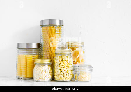 Vielfalt der Arten und Formen der Italienische Pasta in Gläsern auf weißem Hintergrund. Italienische Küche essen-Konzept. Kopieren Sie Platz. Stockfoto