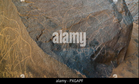 Elefanten und Männer - Felsmalereien und Petroglyphen von Boumediene in Tassili nAjjer Nationalpark, Algerien Stockfoto