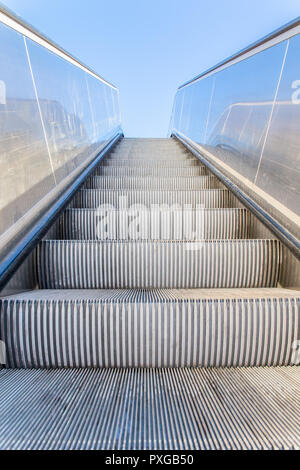 Leer metall Rolltreppe im Freien mit blauem Himmel Stockfoto