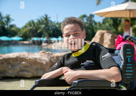 Amar Chidziva, 12, von der Canford Heath in Dorset, nach dem Schwimmen mit einem Delfin während des Dreamflight-Besuches in Discovery Cove in Orlando, Florida. Stockfoto