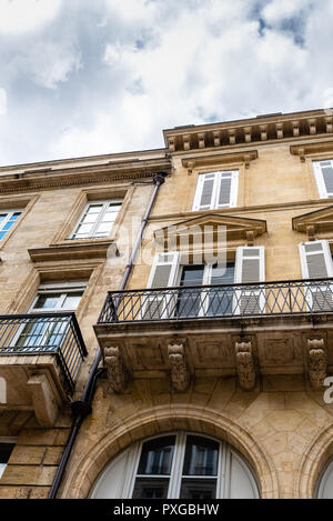 Alte Wohnhäuser in Bordeaux, Frankreich. Low Angle View Stockfoto