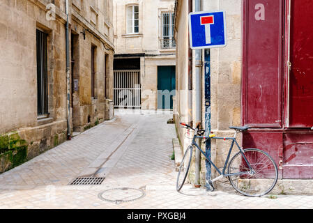 Fahrrad in der Alten Gasse im Stadtzentrum von Bordeaux, Frankreich geparkt Stockfoto