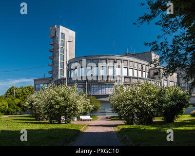 Das Gebäude des Bezirks Vorstand im Stil des Konstruktivismus auf Stachek Avenue in der Stadt St. Petersburg im Sommer im sonnigen Stockfoto