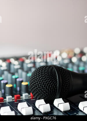 Schwarz Mikrofon Audio Mixer im Studio in der Nähe von Stockfoto