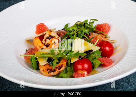 Salat mit Orangen, Käse und Garnelen Stockfoto