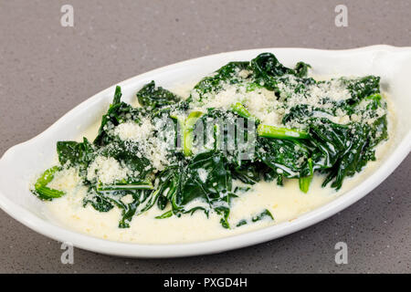 Spinat mit Parmesan und Sauce Stockfoto