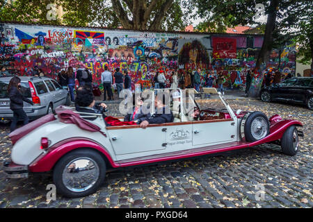 John Lennon Wall Prag Menschen in einem imitierten Oldtimer Taxi Auto, Prag Kampa, Tschechische Republik Gruppentour Prag Sightseeing berühmter Ort Stockfoto