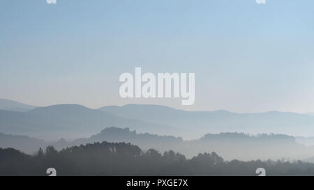 Bewaldeten Hügellandschaft Lunigiana, Toskana, Italien. Schöne misty am frühen Morgen, ruhigen Landschaft. Stockfoto