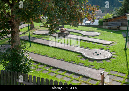 Minigolf in Fulpmes, ein Dorf und eine Gemeinde im Stubaital, Tirol, Österreich. Stockfoto