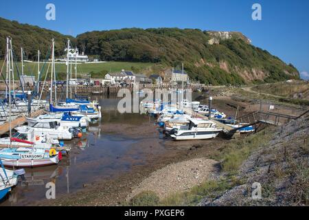 Der Jachthafen von Yachten und Boote, an der Mündung des Flusses Axe, Seaton, Devon, England, UK. Stockfoto