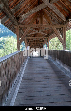 Holz- Brücke über den Inn in der Nähe von Prutz, Tirol, Österreich Stockfoto