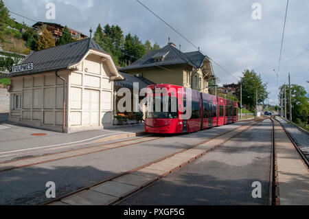 Die Tramhaltestelle in Fulpmes, ein Dorf und eine Gemeinde im Stubaital, Tirol, Österreich. Stockfoto