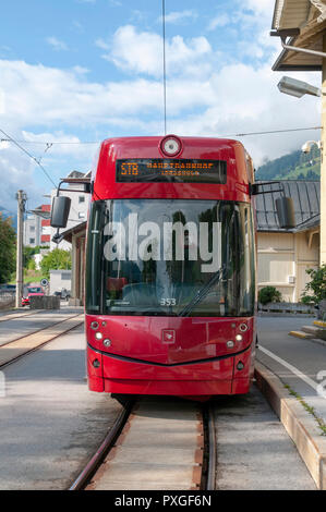 Die Tramhaltestelle in Fulpmes, ein Dorf und eine Gemeinde im Stubaital, Tirol, Österreich. Stockfoto