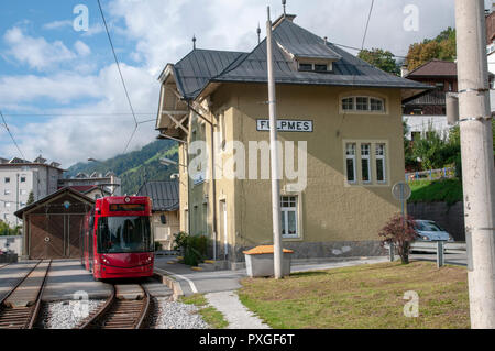 Die Tramhaltestelle in Fulpmes, ein Dorf und eine Gemeinde im Stubaital, Tirol, Österreich. Stockfoto