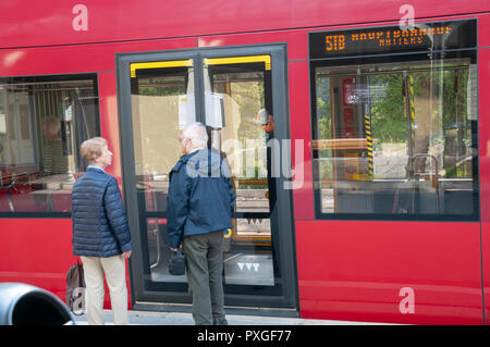 Die Tramhaltestelle in Fulpmes, ein Dorf und eine Gemeinde im Stubaital, Tirol, Österreich. Stockfoto