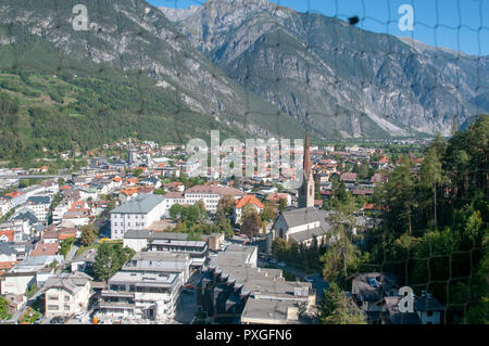 Ansicht der Stadt von Landeck aus dem Schloss Landeck (Landeck Schloss und Museum), Tirol, Österreich Stockfoto