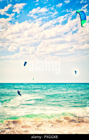 Surfer tun Kitesurf; Stockfoto