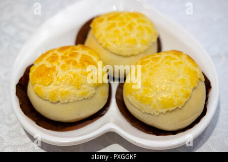 Ananas Brötchen mit gegrilltem Fleisch gefüllte, gegrilltem Fleisch Gebäck, (char Siew sou) Stockfoto