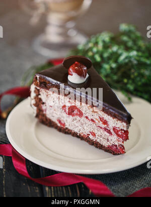 Ein Stück Schokoladenkuchen mit Kirschen Stockfoto