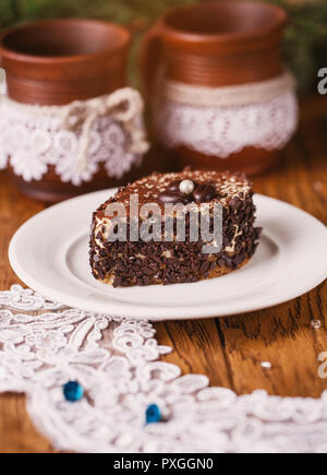 Ein Stück Kaffee Kuchen mit einer weißen Perle Stockfoto