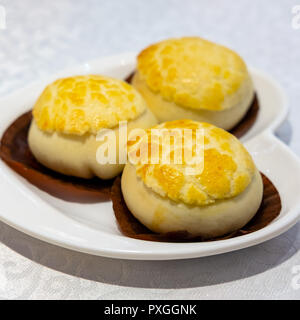 Ananas Brötchen mit gegrilltem Fleisch gefüllte, gegrilltem Fleisch Gebäck, (char Siew sou) Stockfoto
