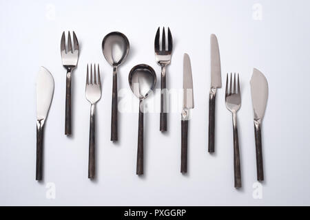 Satz von Vintage metall Löffel, Gabeln und Messer auf einem grauen Hintergrund mit Platz für Text. Flach Stockfoto