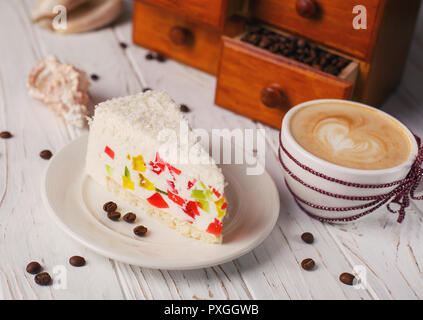 Kuchen mit farbigem Jelly mit Kokos Chips dekoriert Stockfoto