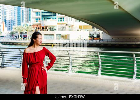 Porträt einer modischen Mädchen an der Dubai Marina Stockfoto