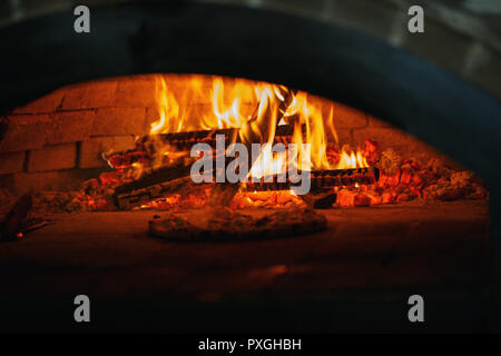 Pizza in den Ofen. Kochen Pizza in der Pizzeria. Stockfoto