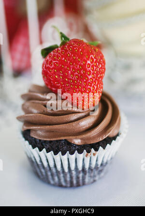Schokoladenkuchen mit Erdbeeren auf den Tisch. Stockfoto