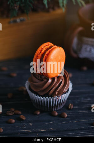 Schokoladenkuchen mit süßen Hamburger auf dem Tisch. Stockfoto